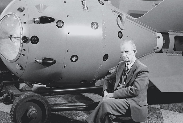 Юлий Харитон рядом со своим детищем — первой советской атомной бомбой